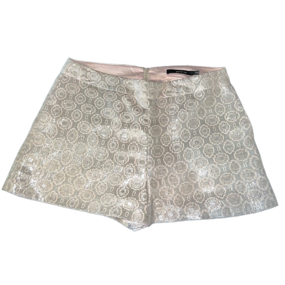 Jacquard print cream shorts size M zip back
